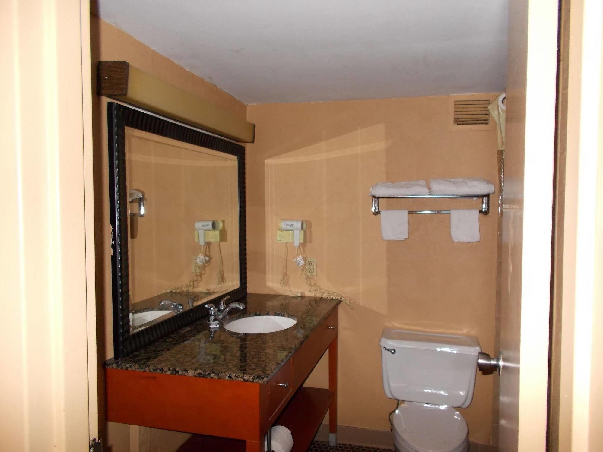 Seasons Inn And Suites Fort Smith Zewnętrze zdjęcie