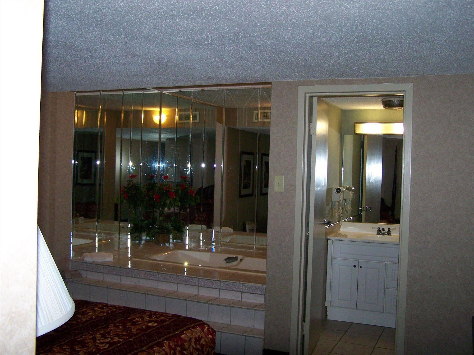 Seasons Inn And Suites Fort Smith Zewnętrze zdjęcie