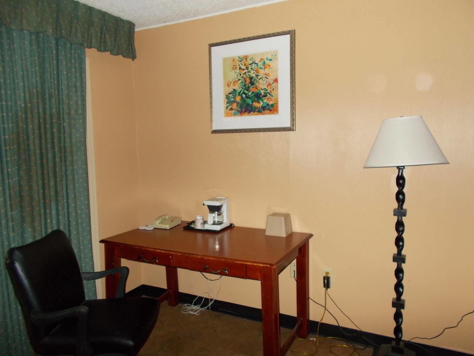 Seasons Inn And Suites Fort Smith Zewnętrze zdjęcie